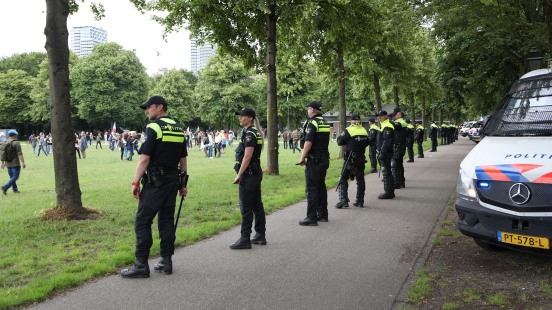 De politie houdt de demonstranten bij het Malieveld in de gaten