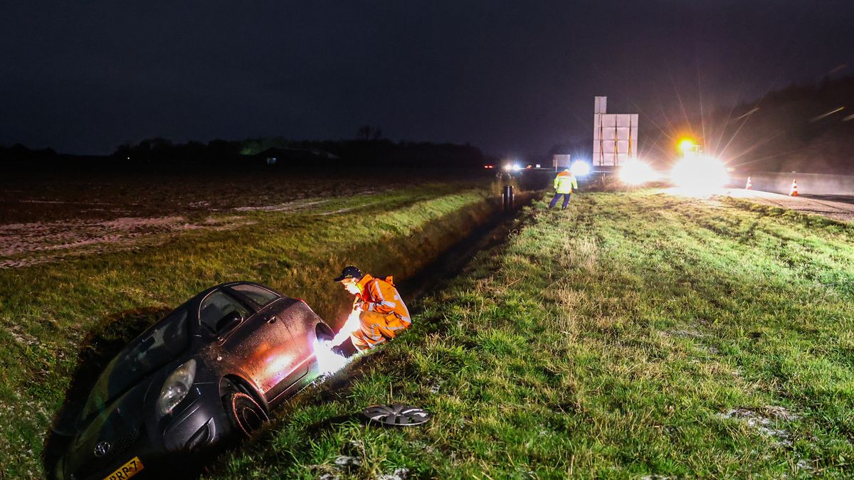 Auto rijdt een greppel naast de A6 bij Lemmer in
