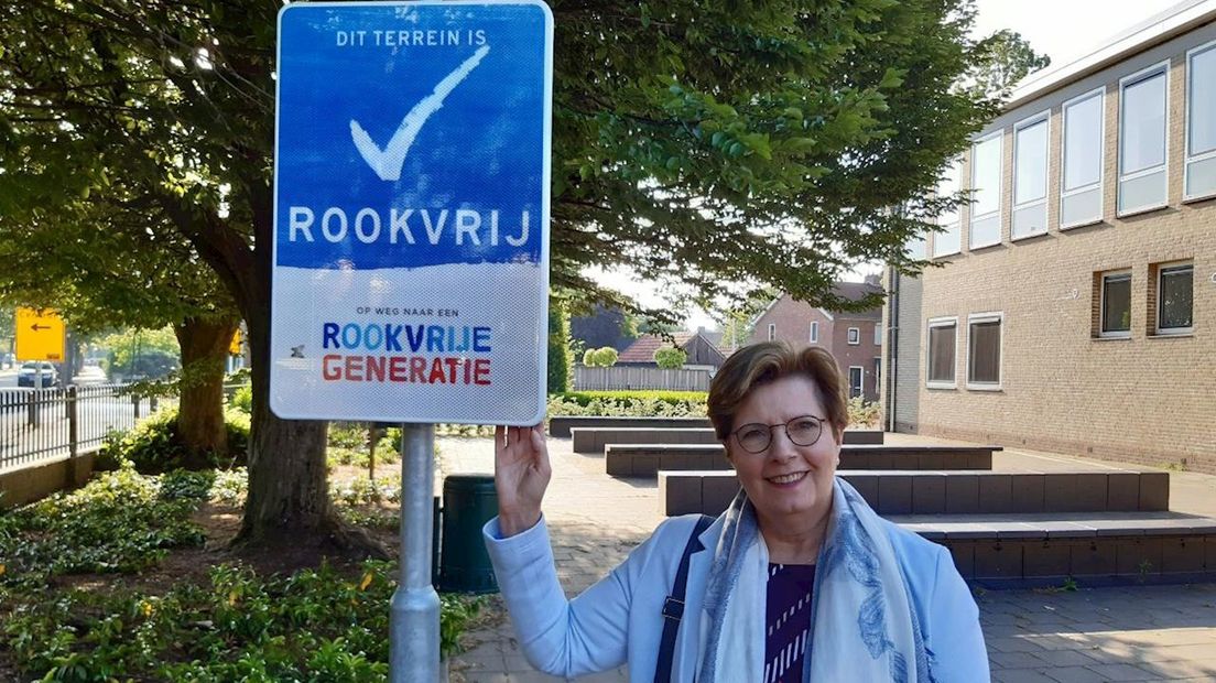 Wethouder Anja Prins bij het bord dat aangeeft dat er een rookvrije zone