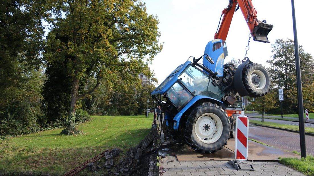 Een graafmachine trok de tractor weer op het droge