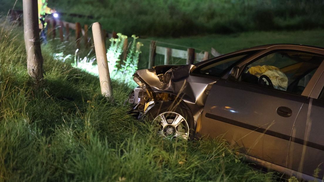 De auto knalde in de berm tegen een paal