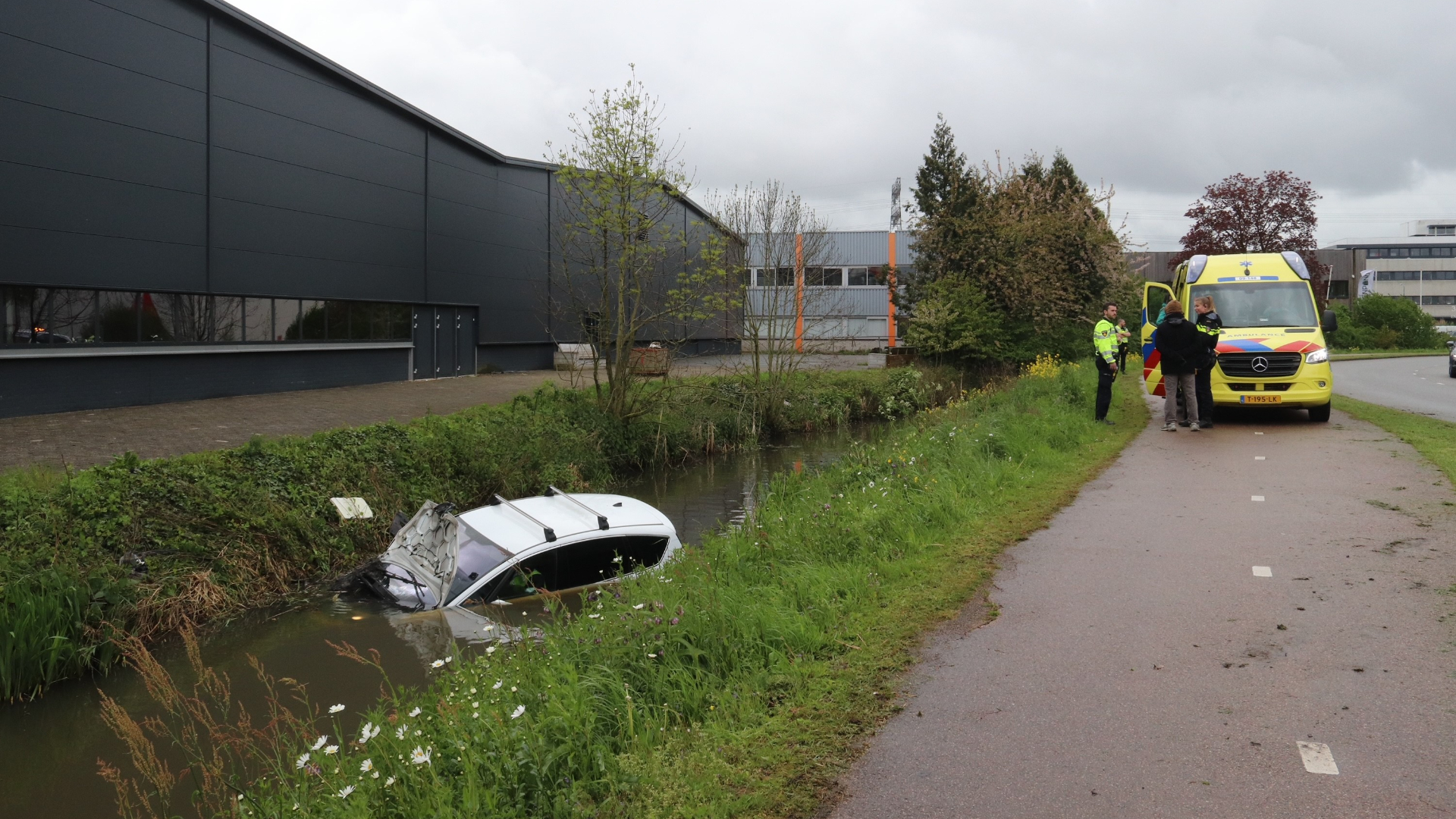 112-blog: Auto Belandt In Sloot In Maarssen | Fatbiker En Fietser ...