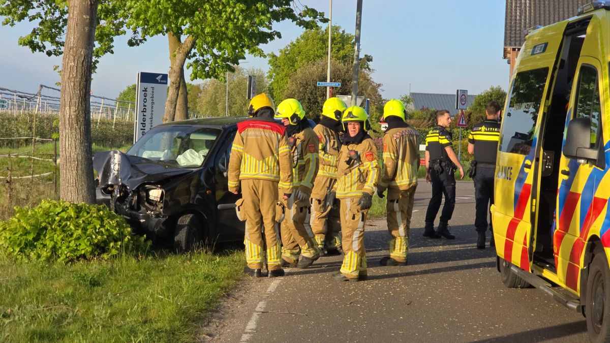 Auto botst tegen boom in Belfeld: een gewonde