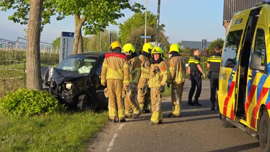 Automobilist gewond na botsing tegen boom in Belfeld. Automobilist gewond na botsing tegen boom in Belfeld.