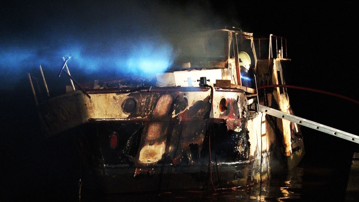 Boot brandt uit op Zuidlaardermeer