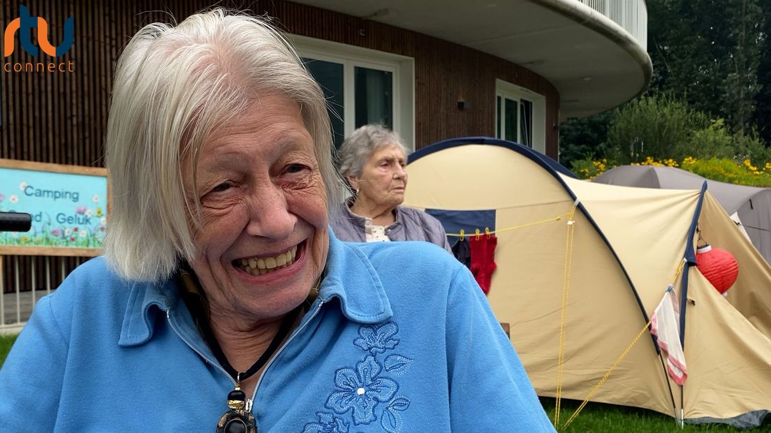Bewoonster José geniet van de camping op het binnenplein