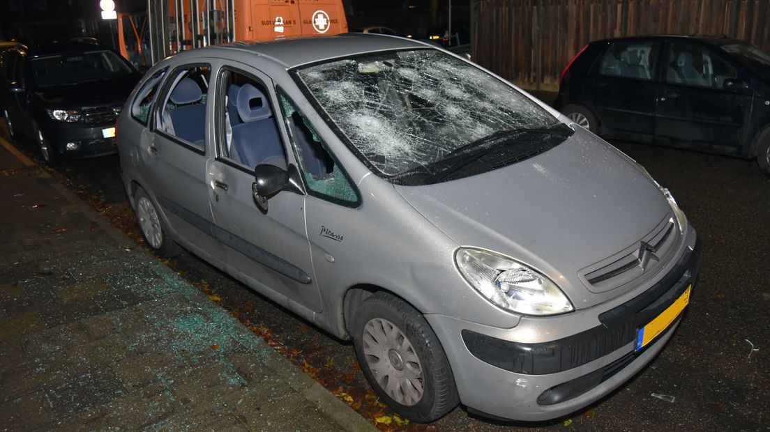 In de Nijmeegse wijk Malvert is in de nacht van vrijdag op zaterdag een man door het lint gegaan. Met een hamer vernielde hij een auto die voor een tussenwoning geparkeerd stond. Ook richtte hij schade aan aan het huis.