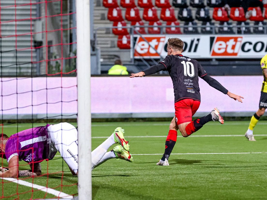 Reuven Niemeijer juicht namens Excelsior na zijn 1-0 tegen VVV-Venlo
