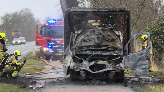 Vrachtwagen vliegt tijdens rijden in brand Home