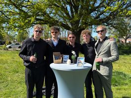 Vrienden Ian en Bastian nemen afscheid van hun busje Legendarische Thomas: 'Onze twaalfde man'