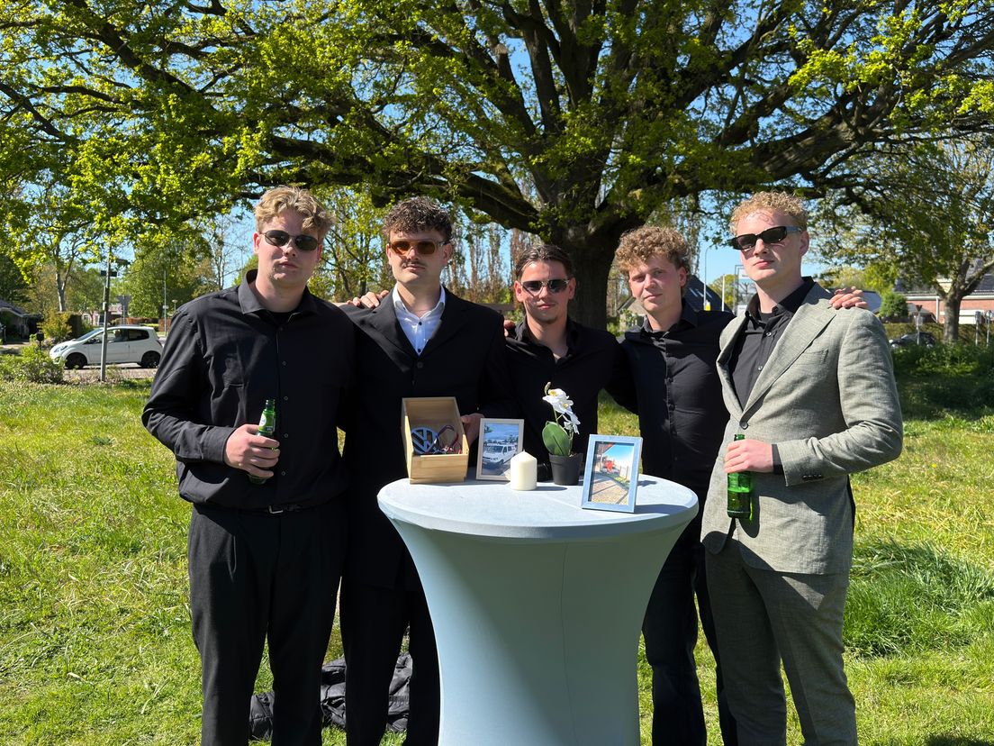 Vrienden Ian en Bastian nemen afscheid van hun busje Legendarische Thomas: 'Onze twaalfde man'