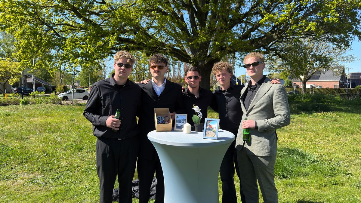 Vrienden Ian en Bastian nemen afscheid van hun busje Legendarische Thomas: 'Onze twaalfde man'