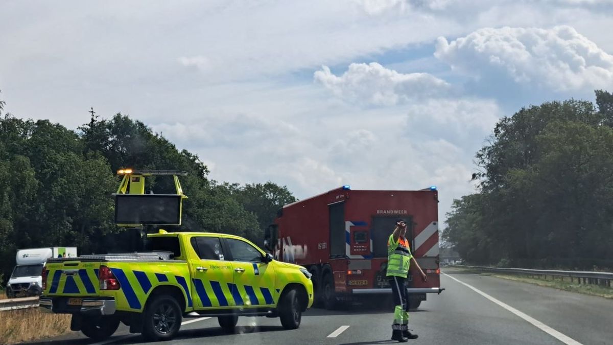 Flinke bermbrand langs A35 bij Enschede, files in beide richtingen
