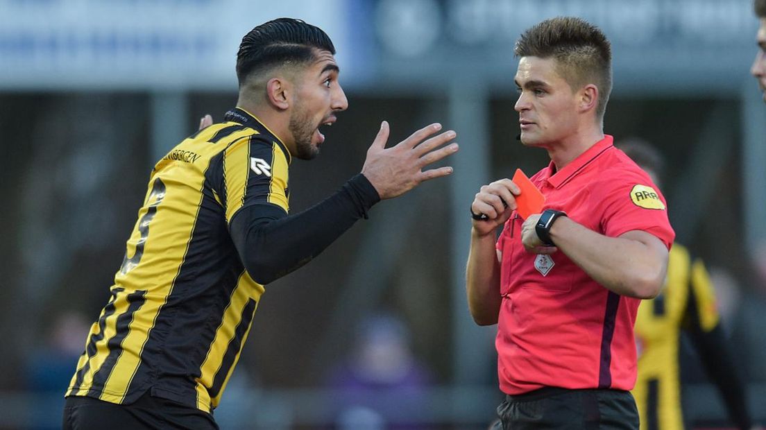 Rijnsburgse Boys-speler Masies Artien krijgt rood in het duel met HFC.