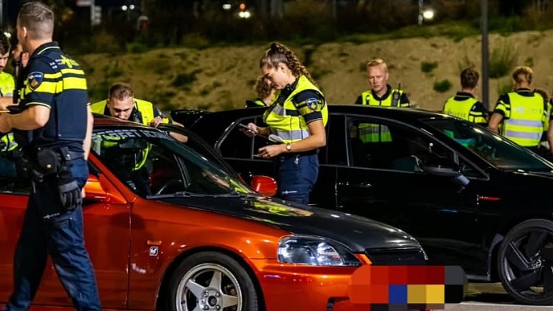 Meerdere auto's werden aan de kant gezet voor een controle.