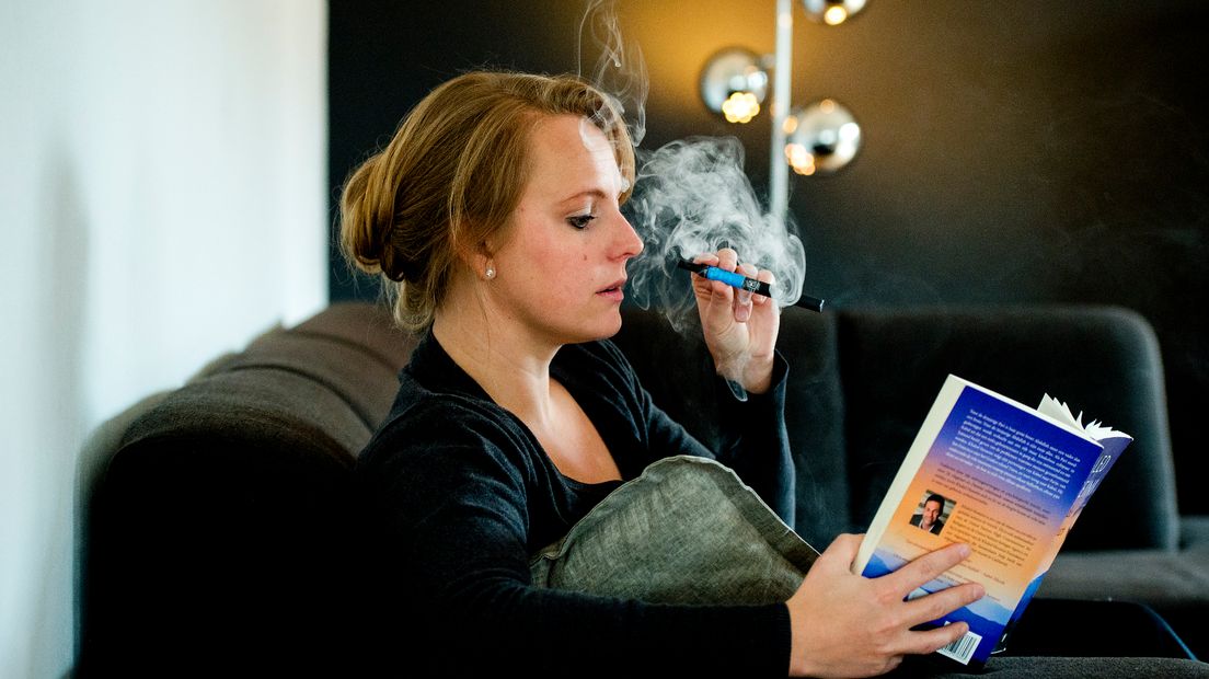 Een vrouw rookt een e-sigaret