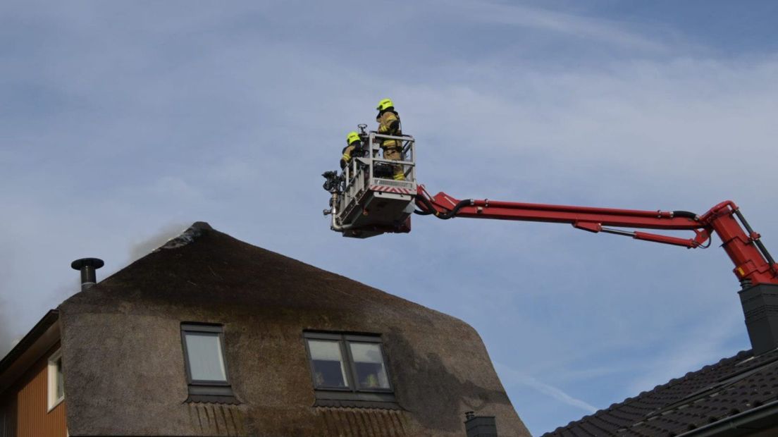 De brandweer moest hoogwerkers gebruiken om de vlammen te bestrijden.