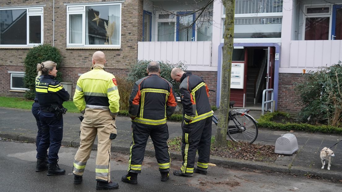 De brandweer bij het mogelijke gaslek