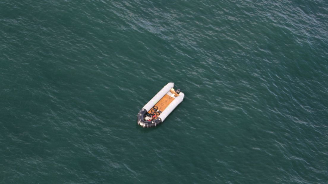 Een soortgelijk bootje op de zee gefotografeerd door het kustwachtvliegtuig