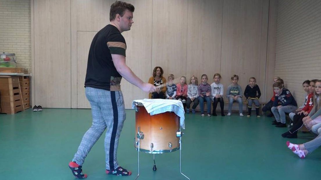 Norad Bos van de Sint Jozefschool in Wateringen maakt kans op de titel beste muziekleraar van Nederland