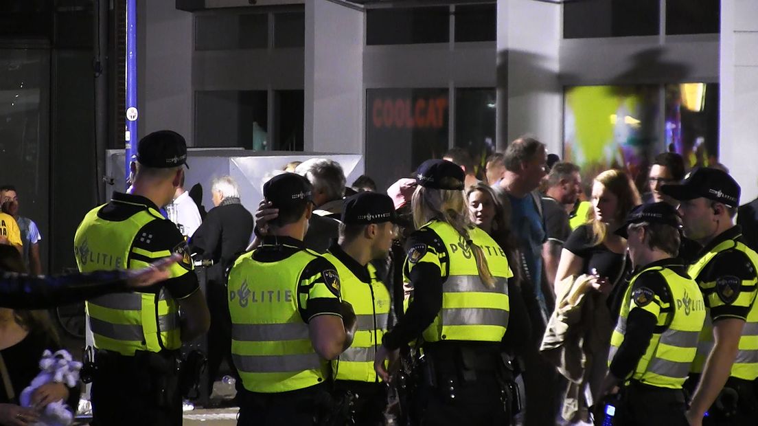 De politie in actie tijdens de TT Nacht (Rechten: Persbureau Meter)