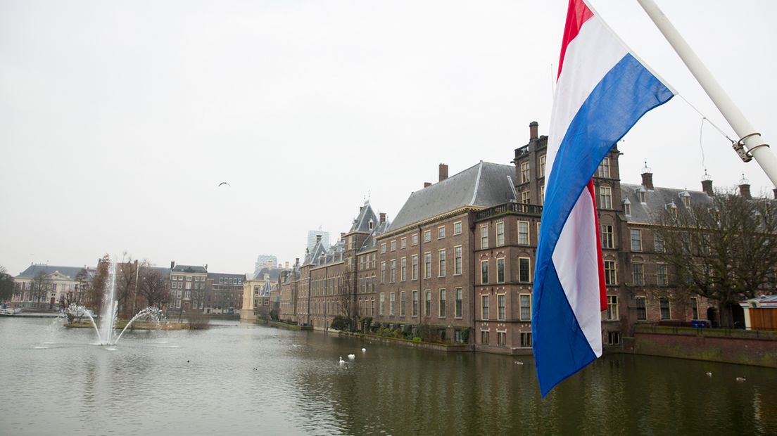 Alle vlaggen hangen halfstok langs de Hofvijver in Den Haag 