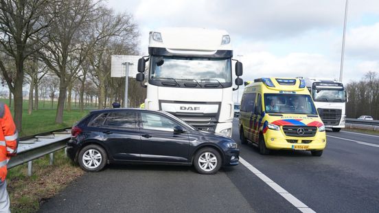 Vrachtwagen en auto stranden op vluchtstrook A28 na ongeluk. Vrachtwagen en auto stranden op vluchtstrook A28 na ongeluk.