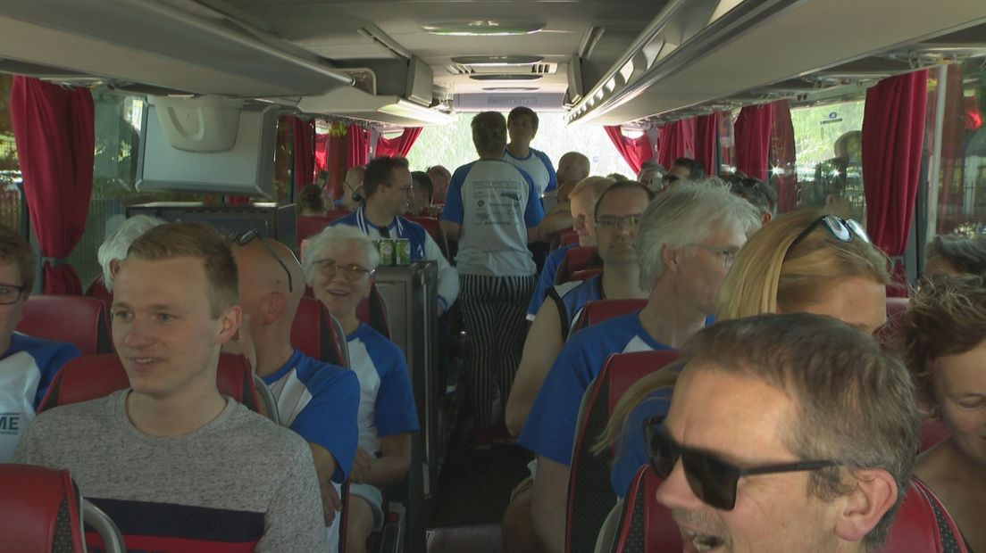 Supporters Landstede Basketbal vertrekken naar Groningen