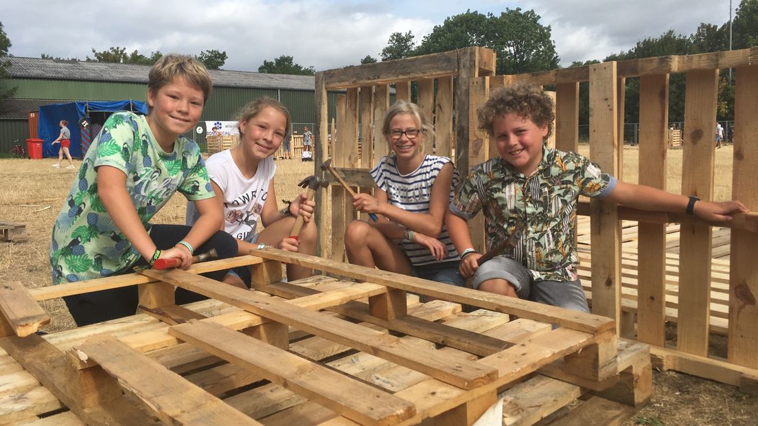 Met de hamer in de hand zijn Stijn, Marenthe, Floortje en Julius klaar om te bouwen