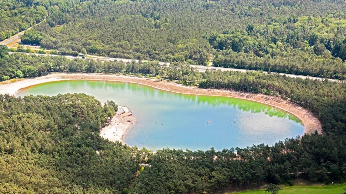 De brandweer is maandagochtend groot uitgerukt voor een persoon die in de Zandenplas bij Nunspeet zou liggen. De zoektocht is inmiddels gestaakt.  De politie denkt dat de 'drenkeling' aan de andere kant van de plas het water is uitgelopen.