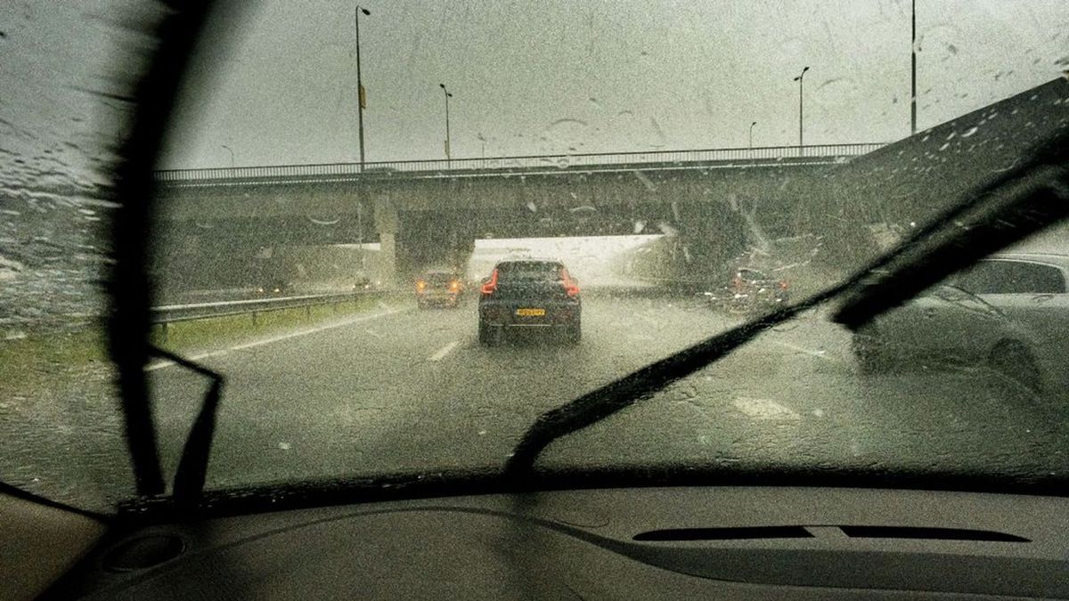 Waarom je juist nú voorzichtiger moet rijden als het heeft geregend
