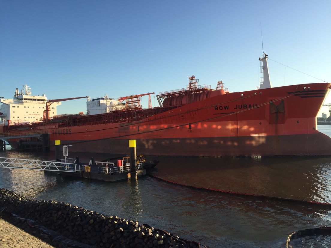 De Bow Jubail verloor zaterdagmiddag 220 ton ruwe olie.