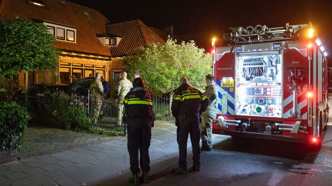 Autobrand op de oprit.