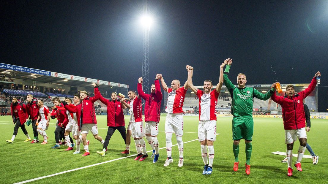 De spelers van FC Emmen juichen na de laatst gespeelde wedstijd tegen VVV (Rechten: ANP Sport/Cor Lasker)
