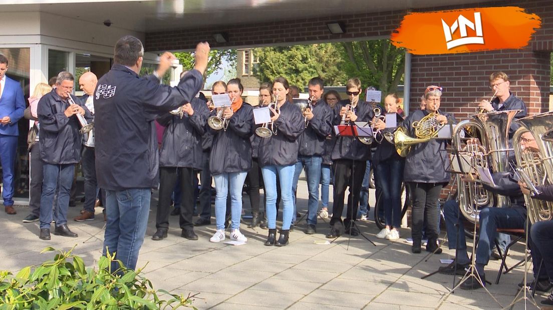 n Grijpskerk begint Koningsdag traditiegetrouw met de aubade bij het verzorgingscentrum.