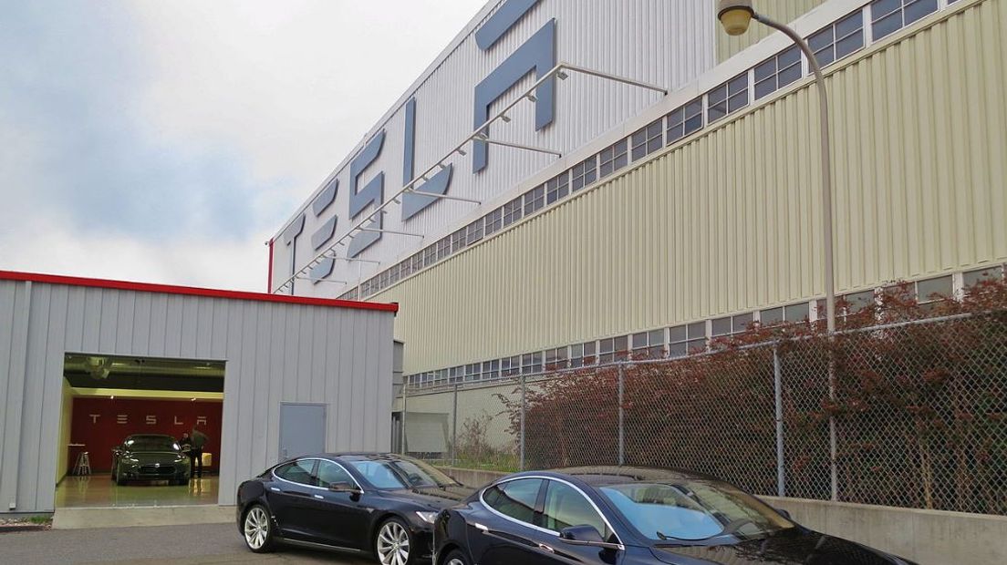 Als het aan D66 Nijmegen ligt wordt de populaire elektrische auto Tesla in de toekomst een beetje Gelders. De lokale D66 wil dat Arnhem en Nijmegen samen met de provincie Gelderland een lobby starten om een nieuwe Tesla-fabriek naar deze regio te halen.