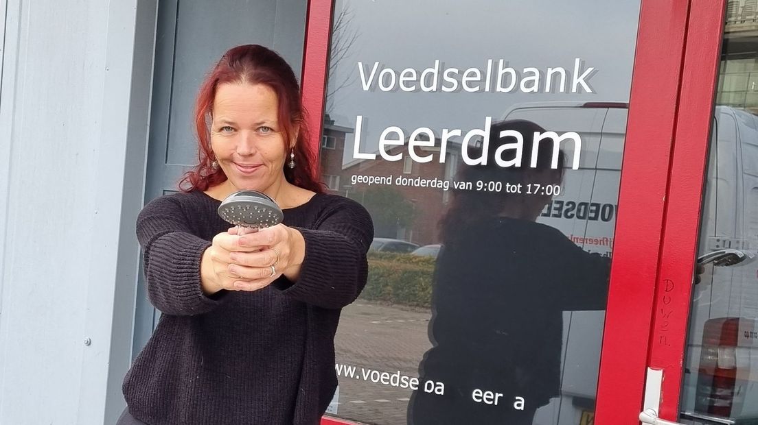 Heb je ook een douchekop over voor een ander? Martine Visser van de Leerdamse Voedselbank hoopt van wel.