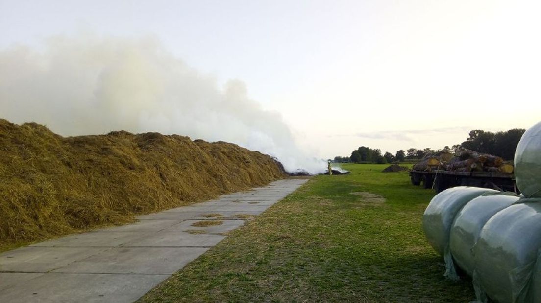 De brand woedt in een berg hooi