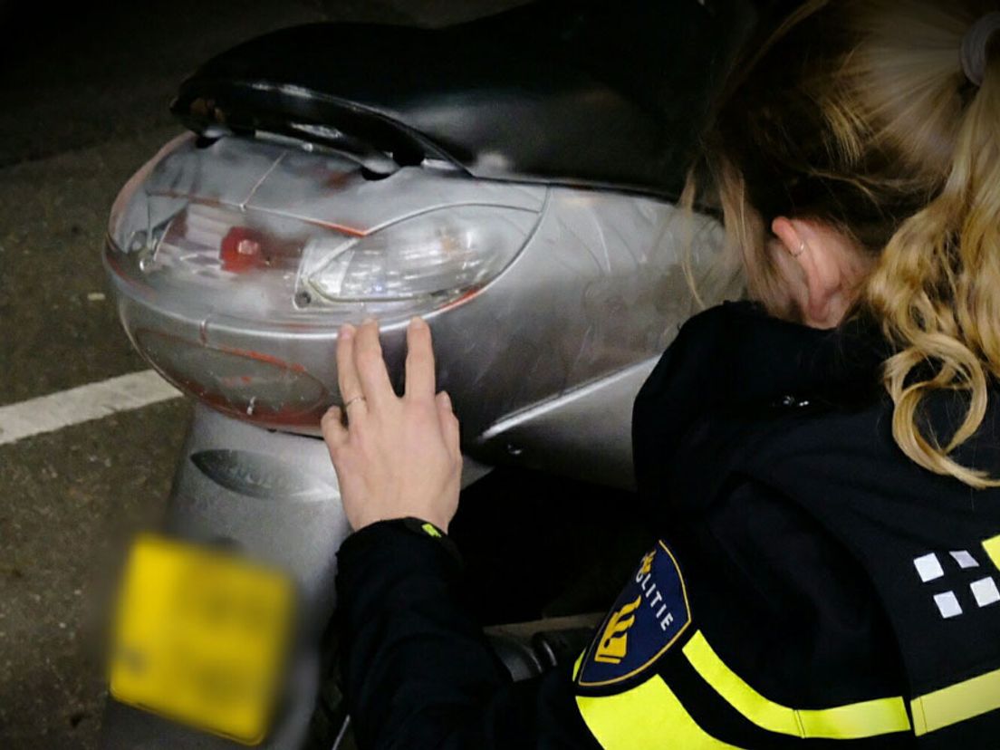 De gestolen scooter bleek inmiddels al overgespoten te zijn.