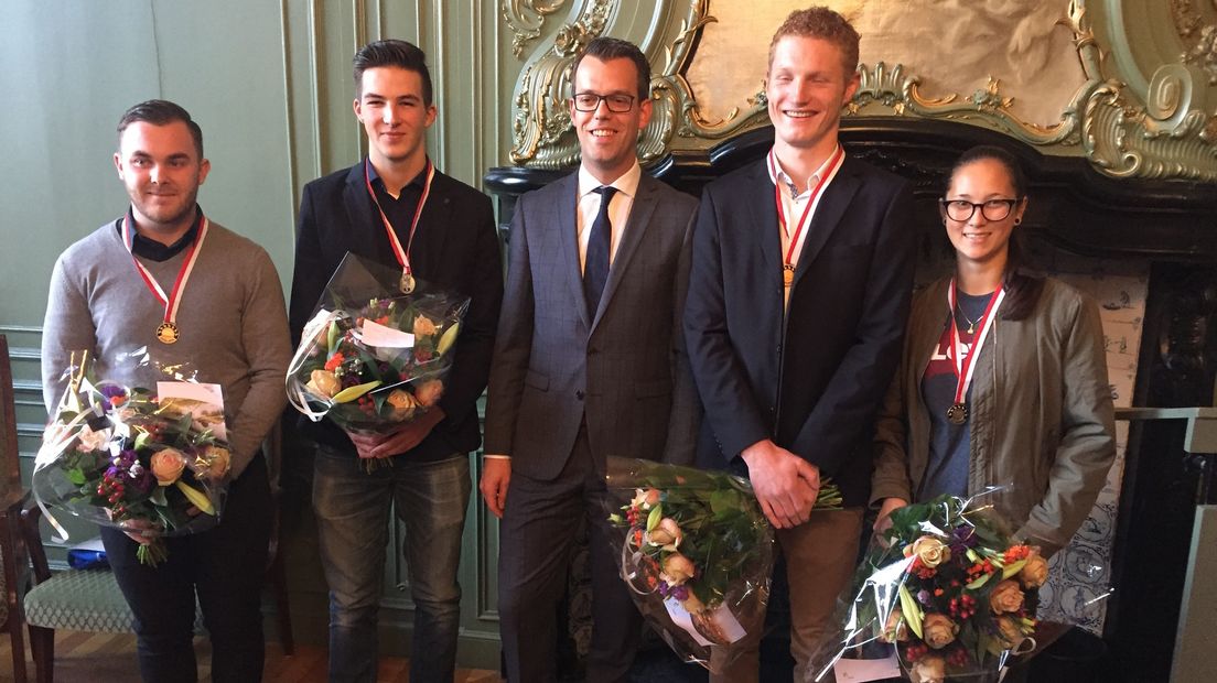 Met jeugdlintje. V.l.n.r.: Damian, Timo, wethouder, Justin en Shirley