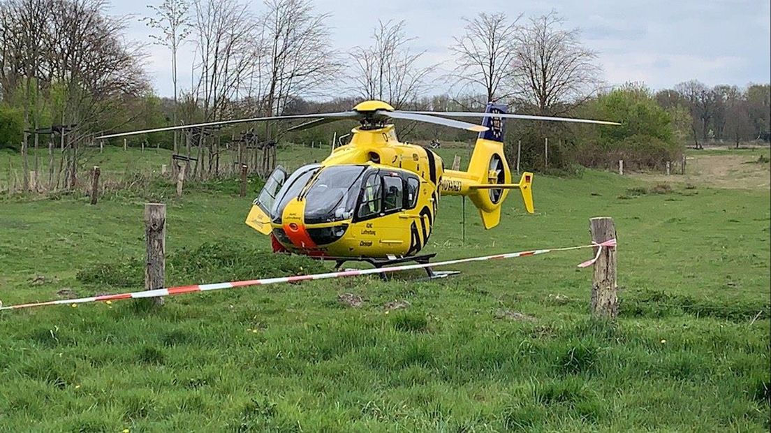 Fietser gewond geraakt bij aanrijding in Hellendoorn: traumahelikopter opgeroepen