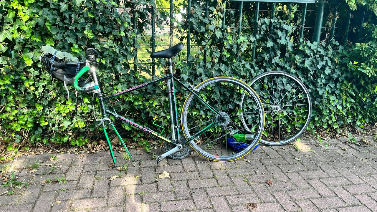 Persoon gewond na botsing tussen twee fietsen.