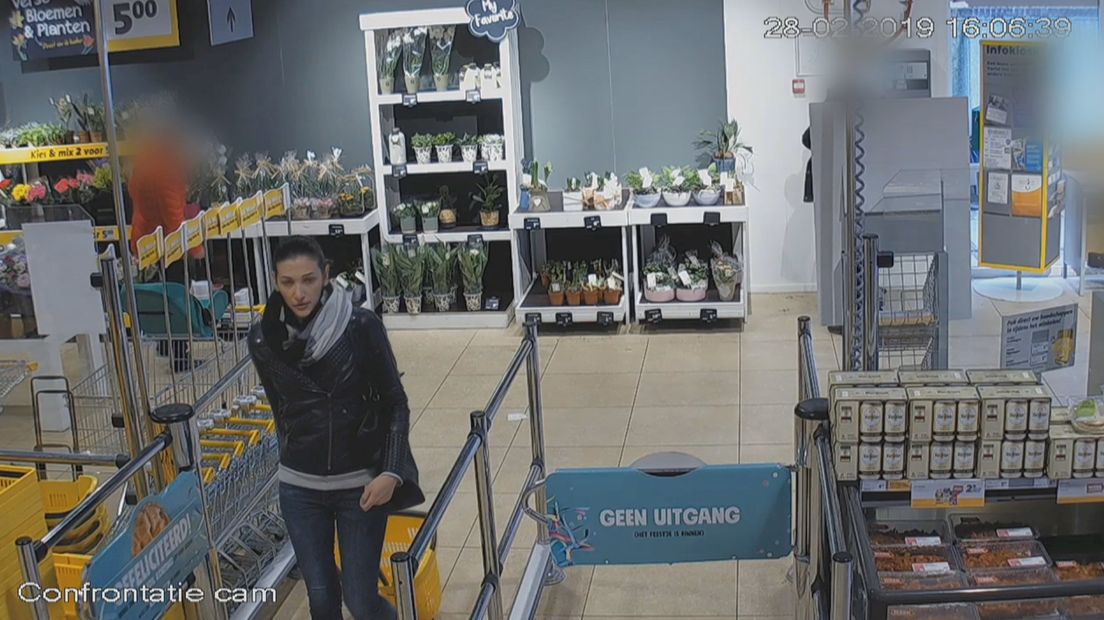 Vrouwen stelen cosmetica bij supermarkt in Zwolle
