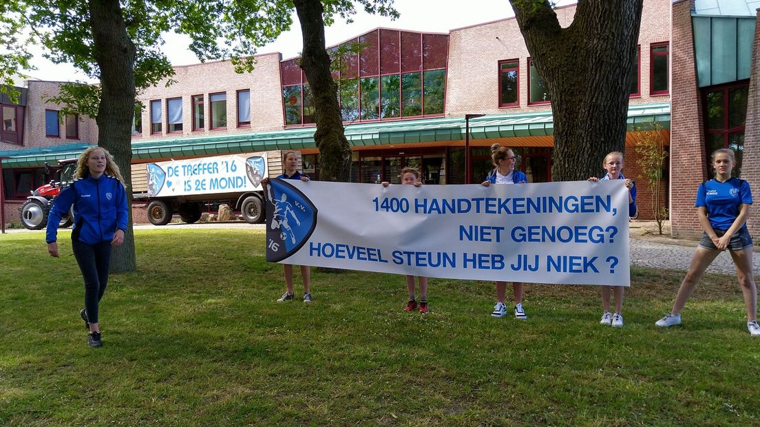 De Treffer '16 toog met spandoeken naar het gemeentehuis (Rechten: RTV Drenthe/Erwin Kikkers)