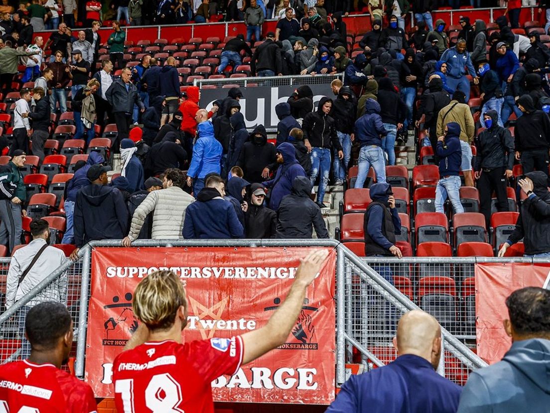 Relschopper krijgt boete van 2500 euro van gemeente na rellen rond duel FC Twente - Hammarby