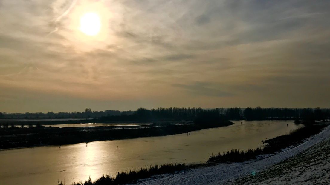 Iedere zondagochtend tussen 7.00 en 10.00 uur struint verslaggever Laurens Tijink door de Gelderse natuur. Dit weekend staat in het teken van de Nationale Tuinvogeltelling en daarom gaat Laurens vandaag op pad met de Lentse vogelspotter Ben Brouwer. In de Lentse Waard leert Laurens de fijne kneepjes van het vogelen.