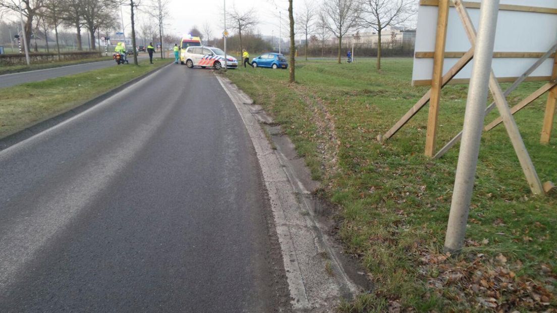 Auto vliegt uit de bocht