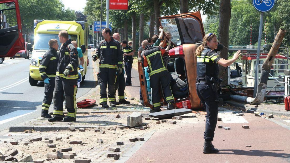 De auto die op zijn zij is beland.