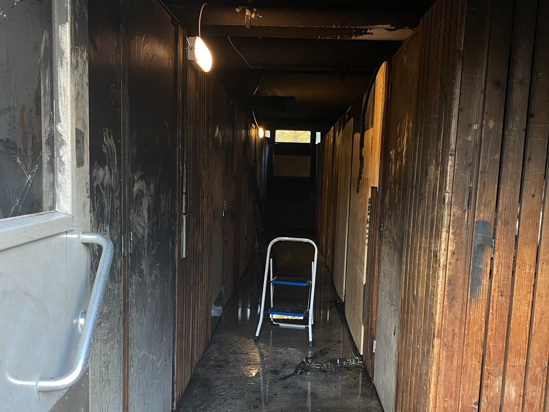 Een zwartgeblakerde gang bij de kelderboxen onder de flat in Ommoord