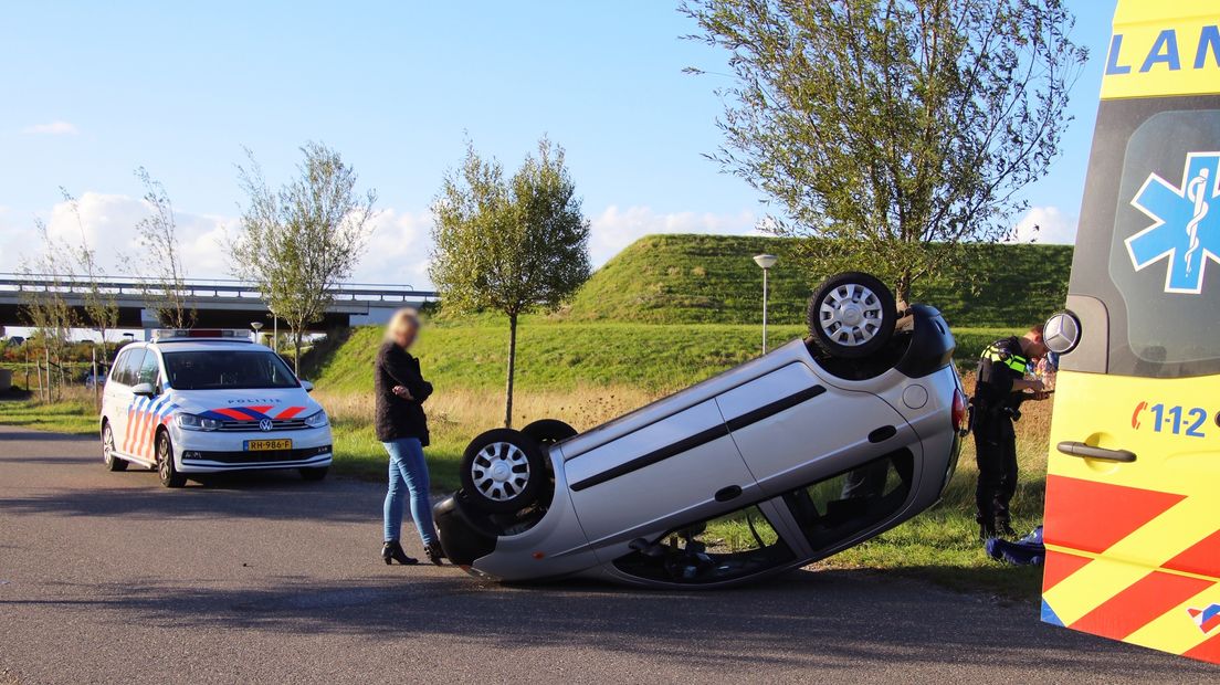 Auto op zijn kop tussen Middelburg en Nieuw- en Sint Joosland